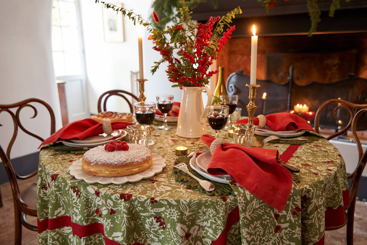 Baies de Houx Red & Green Tablecloth